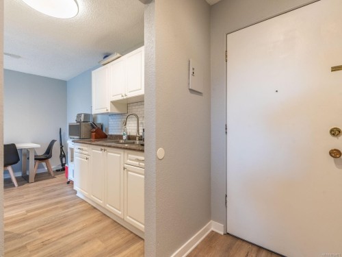 303-218 Bayview Ave, Ladysmith, BC - Indoor Photo Showing Kitchen