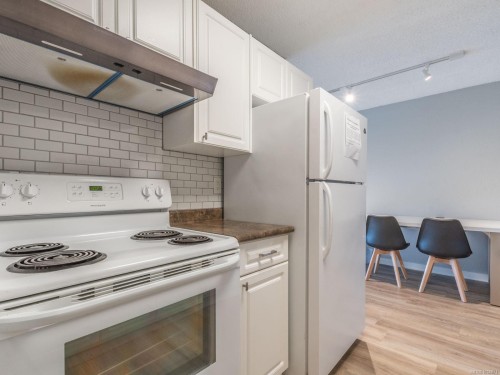 303-218 Bayview Ave, Ladysmith, BC - Indoor Photo Showing Kitchen