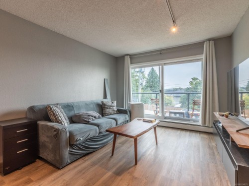 303-218 Bayview Ave, Ladysmith, BC - Indoor Photo Showing Living Room