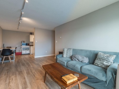303-218 Bayview Ave, Ladysmith, BC - Indoor Photo Showing Living Room