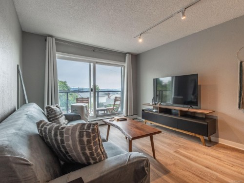 303-218 Bayview Ave, Ladysmith, BC - Indoor Photo Showing Living Room