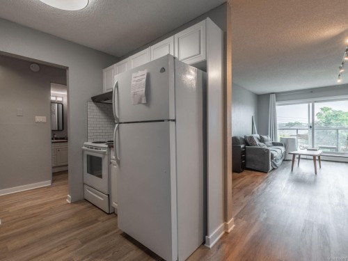 303-218 Bayview Ave, Ladysmith, BC - Indoor Photo Showing Kitchen