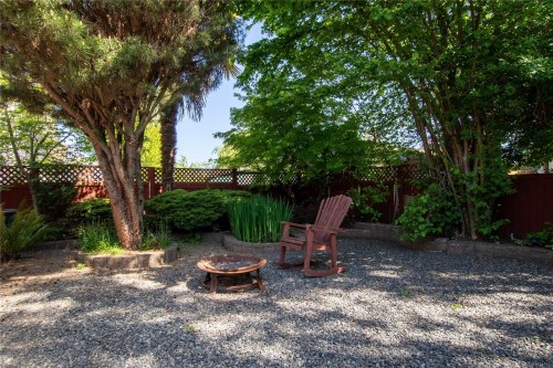 8071 Queen St, Crofton, BC 