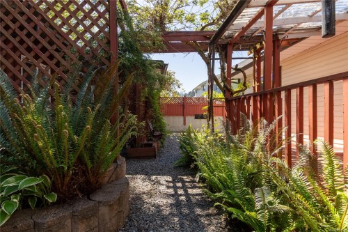 8071 Queen St, Crofton, BC 