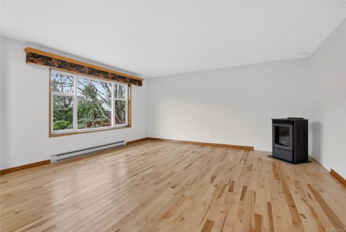 8071 Queen St, Crofton, BC 