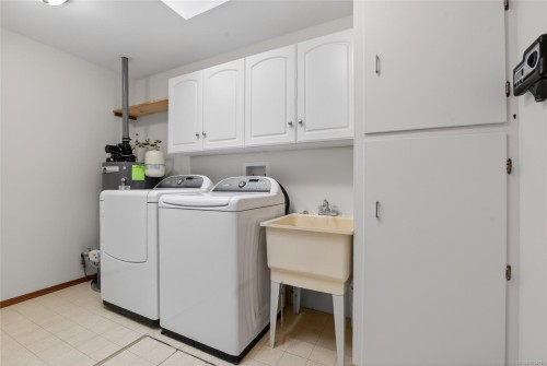 8071 Queen St, Crofton, BC 