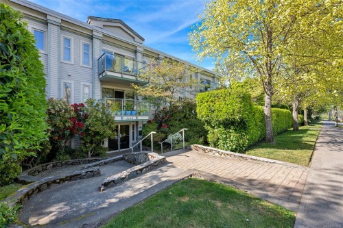 205-3160 Albina St  Saanich, BC V9A 1Z5