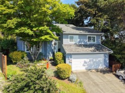4211 Leaf Hill Green Saanich, BC V8X 4X8