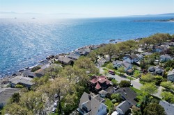 1802 Hollywood Cres Victoria, BC V8S 1J5