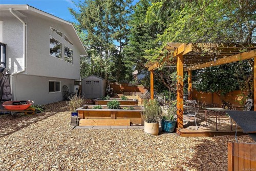 10292 Godfrey Pl, Sidney, BC 
