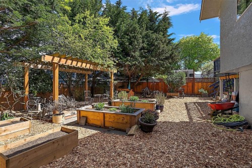 10292 Godfrey Pl, Sidney, BC 