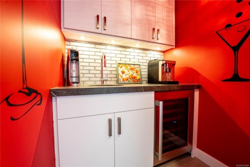 12-9667B First St, Sidney, BC - Indoor