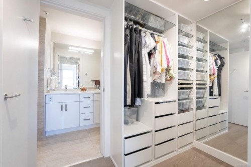 12-9667B First St, Sidney, BC - Indoor With Storage