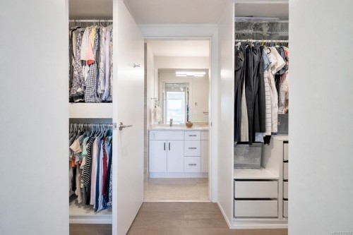 12-9667B First St, Sidney, BC - Indoor With Storage