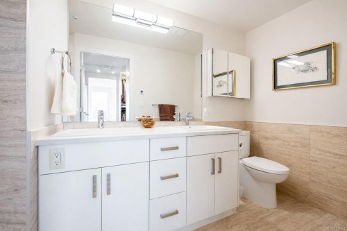 12-9667B First St, Sidney, BC - Indoor Photo Showing Bathroom