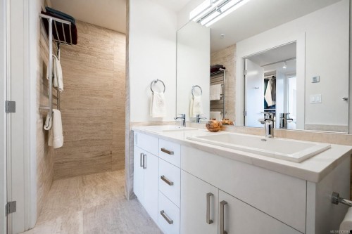 12-9667B First St, Sidney, BC - Indoor Photo Showing Bathroom