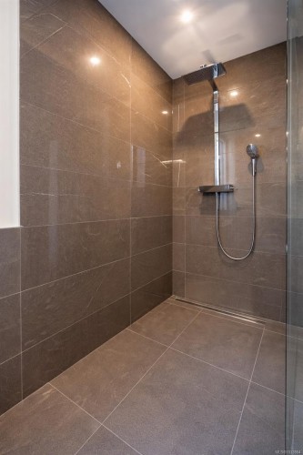 12-9667B First St, Sidney, BC - Indoor Photo Showing Bathroom
