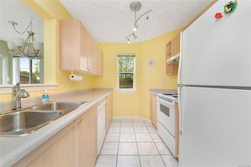 105-740 Trunk Rd, Duncan, BC - Indoor Photo Showing Kitchen With Double Sink