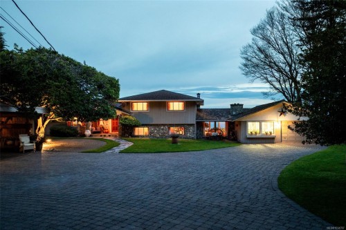 3035 Mcanally Rd, Saanich, BC 