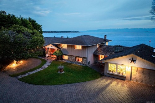3035 Mcanally Rd, Saanich, BC 