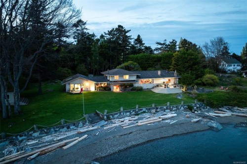 3035 Mcanally Rd, Saanich, BC 