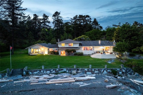 3035 Mcanally Rd, Saanich, BC 