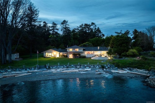 3035 Mcanally Rd, Saanich, BC 