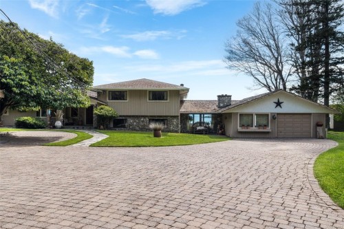 3035 Mcanally Rd, Saanich, BC 