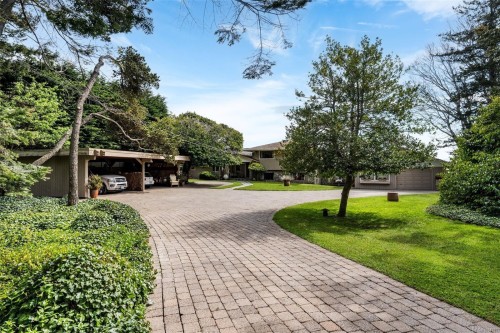 3035 Mcanally Rd, Saanich, BC 