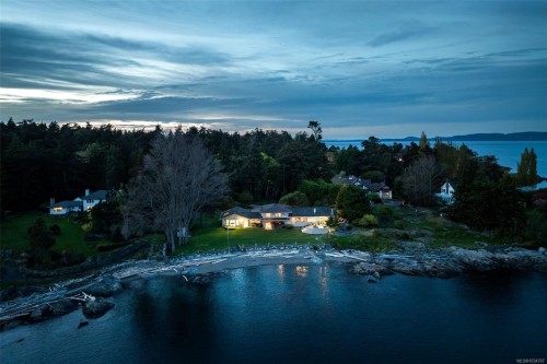 3035 Mcanally Rd, Saanich, BC 