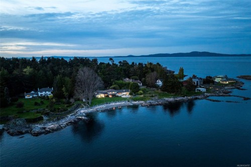 3035 Mcanally Rd, Saanich, BC 
