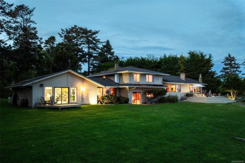 3035 Mcanally Rd, Saanich, BC 
