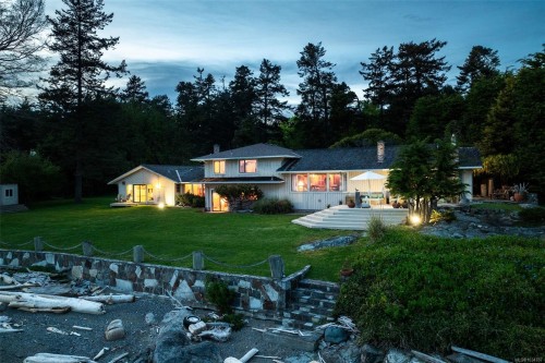 3035 Mcanally Rd, Saanich, BC 