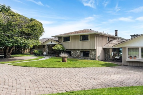 3035 Mcanally Rd, Saanich, BC 