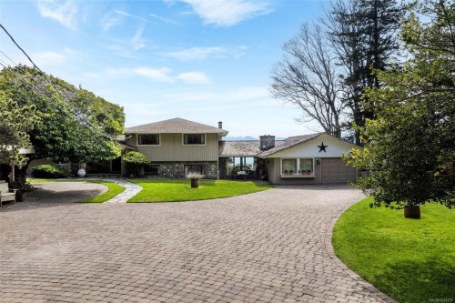 3035 Mcanally Rd, Saanich, BC 