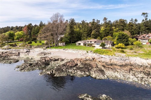3035 Mcanally Rd, Saanich, BC 