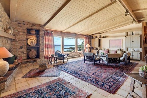 3035 Mcanally Rd, Saanich, BC 