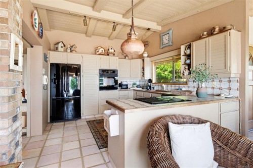3035 Mcanally Rd, Saanich, BC 