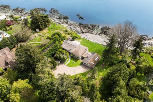 3035 Mcanally Rd, Saanich, BC 