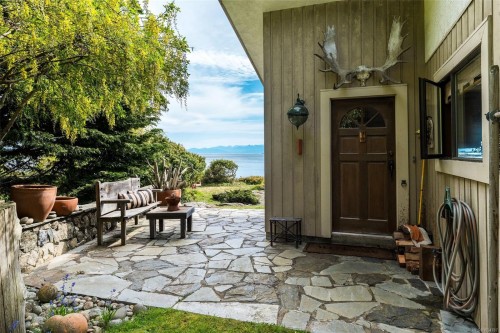 3035 Mcanally Rd, Saanich, BC 