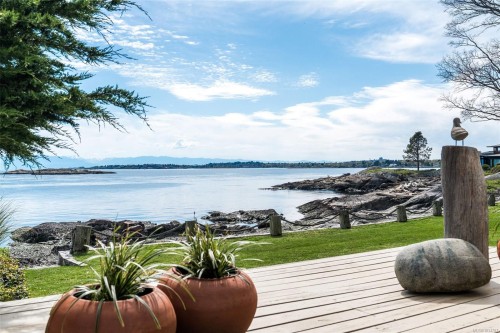 3035 Mcanally Rd, Saanich, BC 