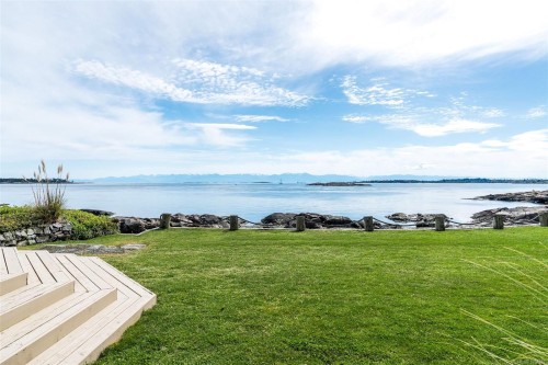3035 Mcanally Rd, Saanich, BC 