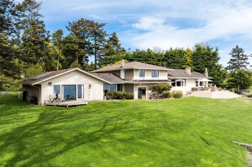 3035 Mcanally Rd, Saanich, BC 