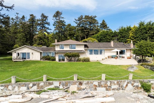 3035 Mcanally Rd, Saanich, BC 