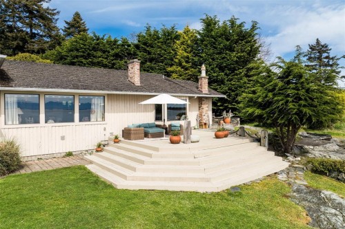 3035 Mcanally Rd, Saanich, BC 