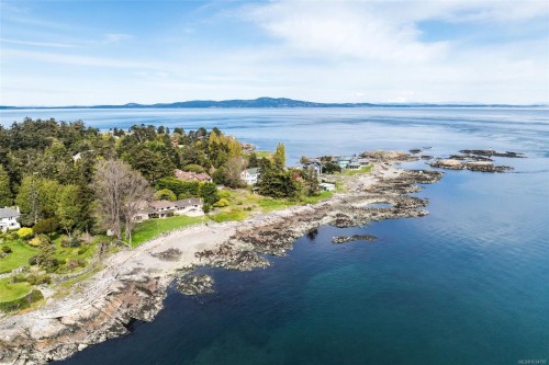 3035 Mcanally Rd, Saanich, BC 