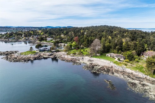 3035 Mcanally Rd, Saanich, BC 