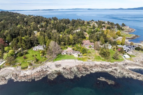 3035 Mcanally Rd, Saanich, BC 