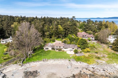 3035 Mcanally Rd, Saanich, BC 