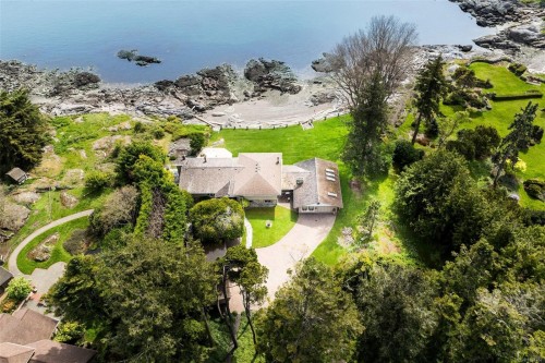 3035 Mcanally Rd, Saanich, BC 
